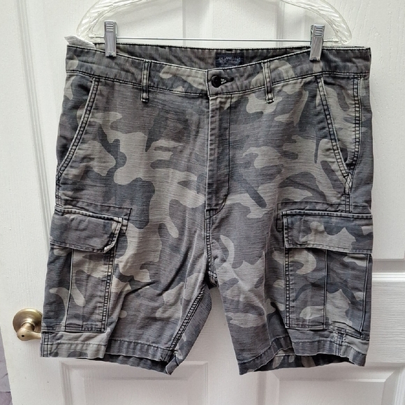 Levi's Gray Cargo Shorts with Camouflage Pattern Size 36 - Picture 1 of 3